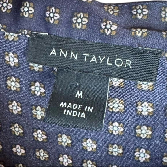 Ann Taylor Flutter Sleeve Silky Blouse Top Navy Blue Floral Size Medium - Picture 5 of 5